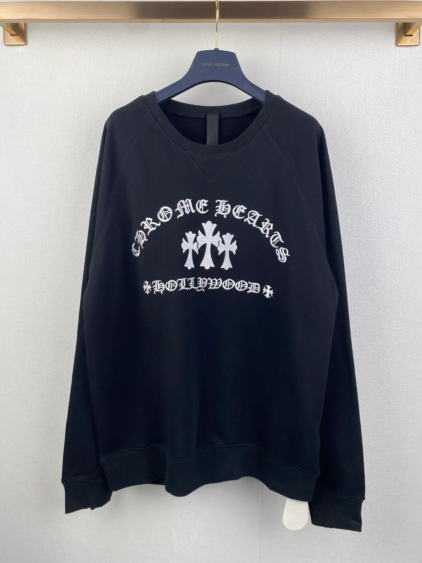 P440 Chrome Hearts cross embroidery sweatshirt ●Authentic 12200 purchase and development ●380g Korean cotton and linen sweatshirt 100% cotton ●380g 2*2 matching high-end brand rib ●Fabrics fermentation wash. ●Imported embroidery ●Customized 1:1 hardware ●Customized 1:1 leather label ●Customized 1:1 trademark ●Loose version ●Size: S M L XL